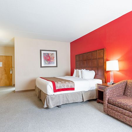 Ramada By Wyndham Columbus North Hotel Уестървил Екстериор снимка