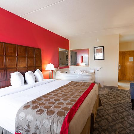 Ramada By Wyndham Columbus North Hotel Уестървил Екстериор снимка