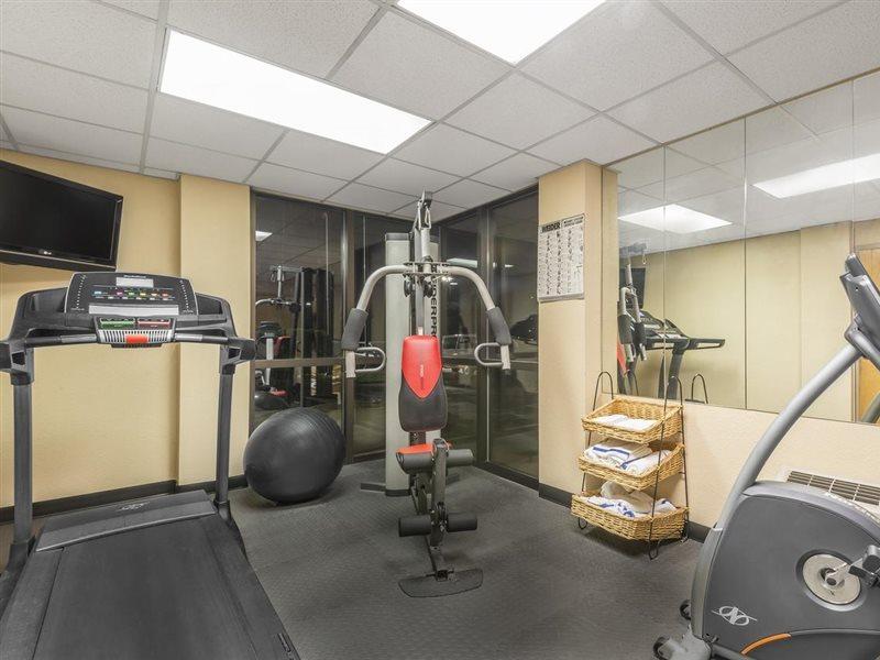 Ramada By Wyndham Columbus North Hotel Уестървил Екстериор снимка