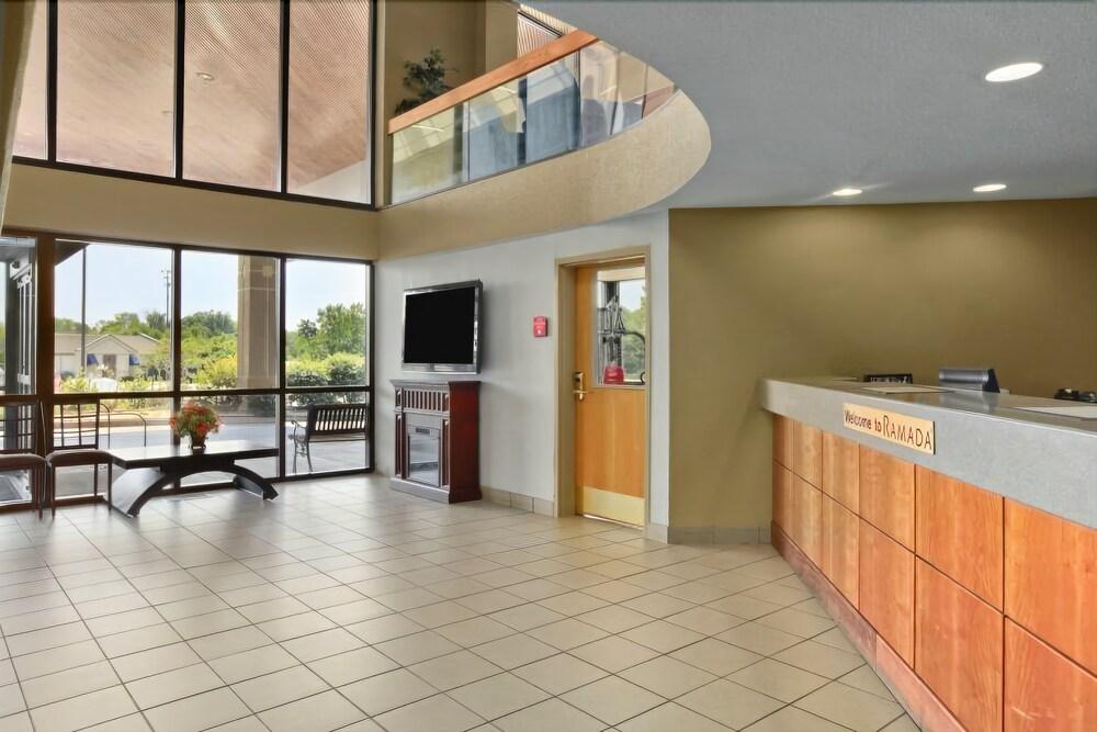 Ramada By Wyndham Columbus North Hotel Уестървил Екстериор снимка