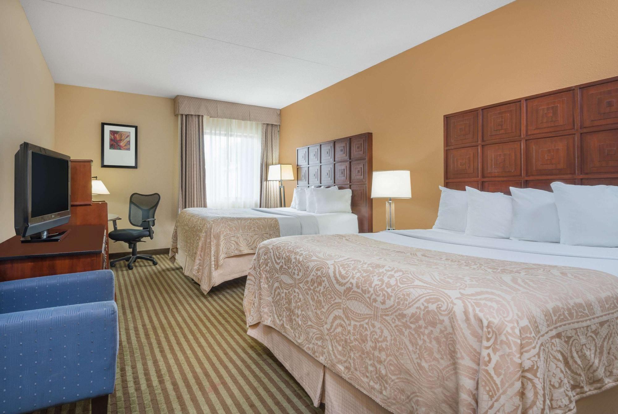 Ramada By Wyndham Columbus North Hotel Уестървил Екстериор снимка