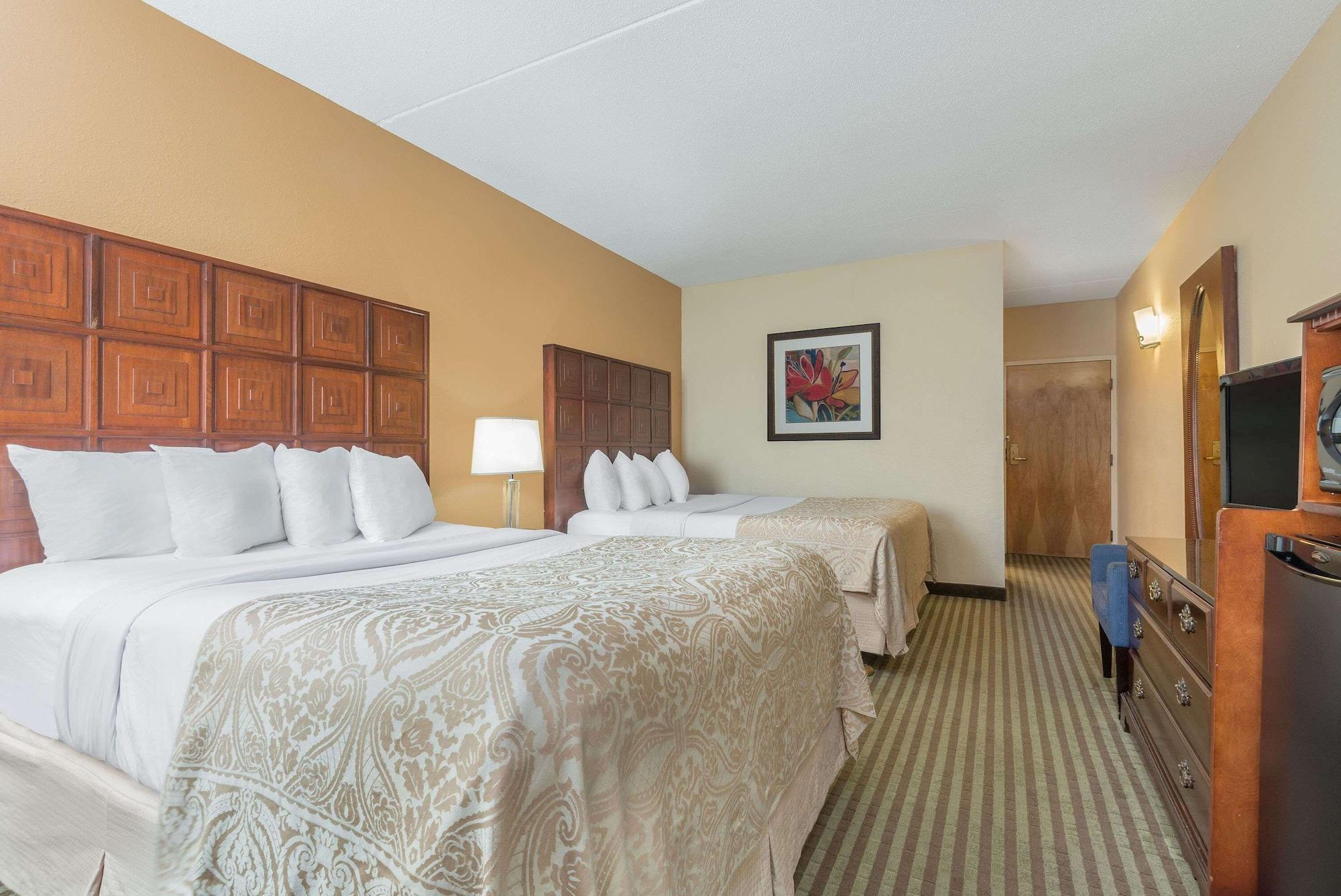 Ramada By Wyndham Columbus North Hotel Уестървил Екстериор снимка