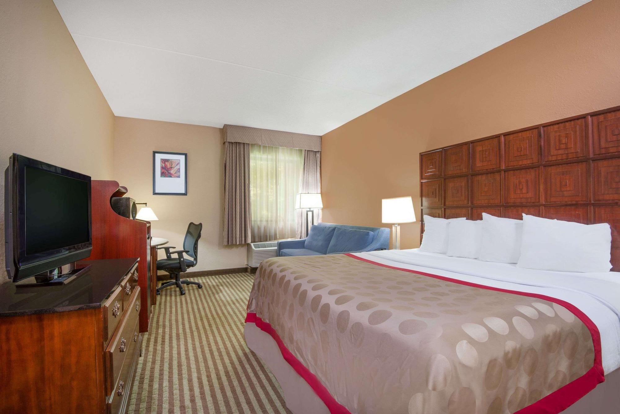 Ramada By Wyndham Columbus North Hotel Уестървил Екстериор снимка