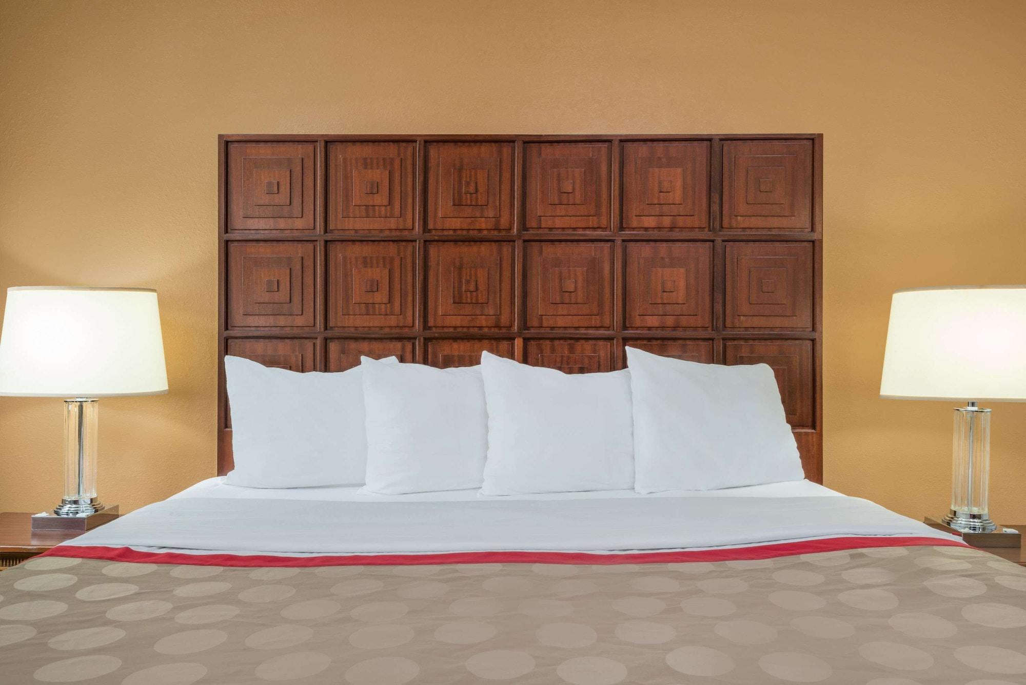 Ramada By Wyndham Columbus North Hotel Уестървил Екстериор снимка