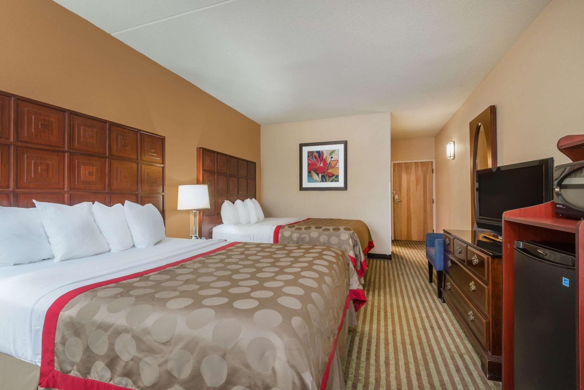 Ramada By Wyndham Columbus North Hotel Уестървил Екстериор снимка