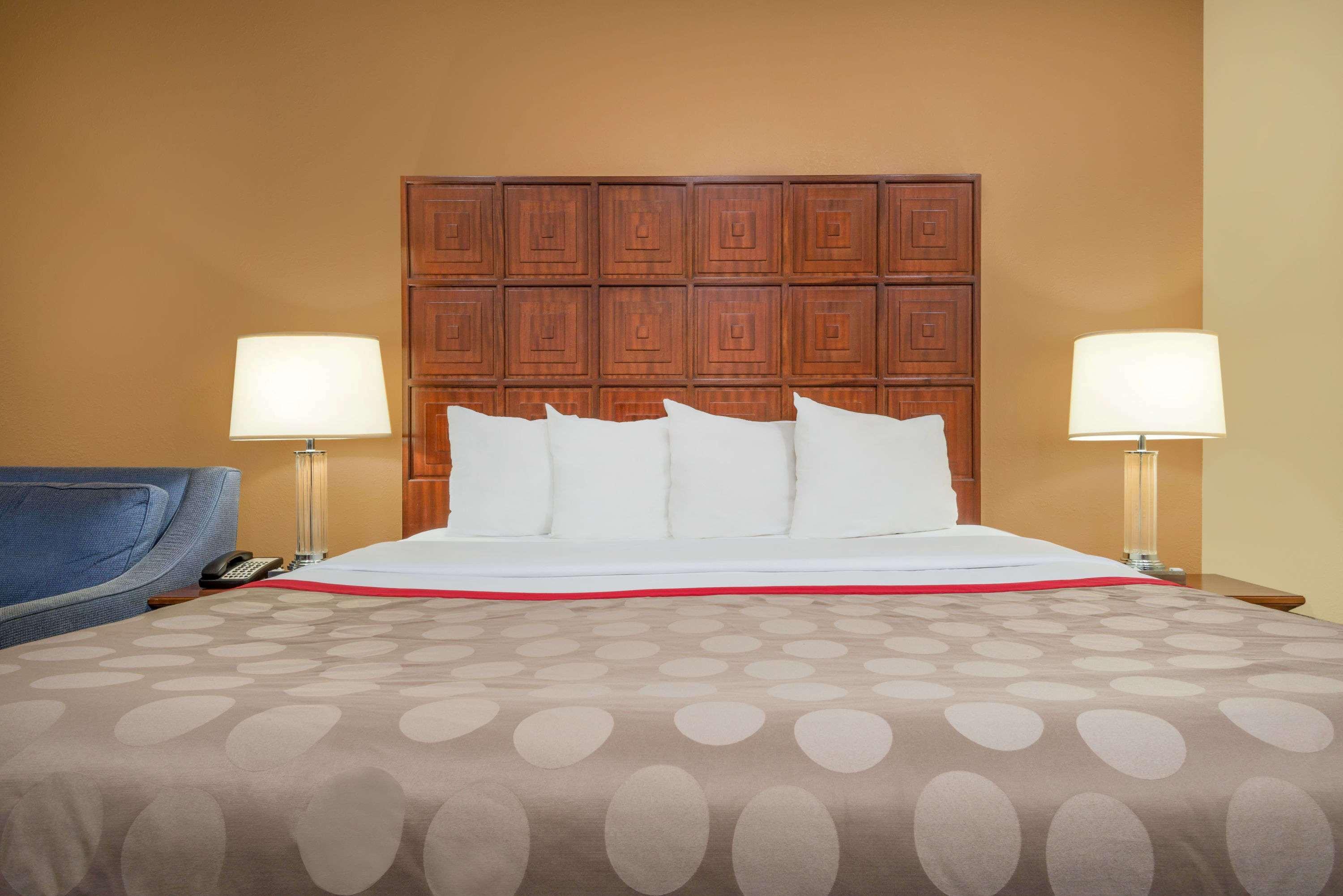 Ramada By Wyndham Columbus North Hotel Уестървил Екстериор снимка