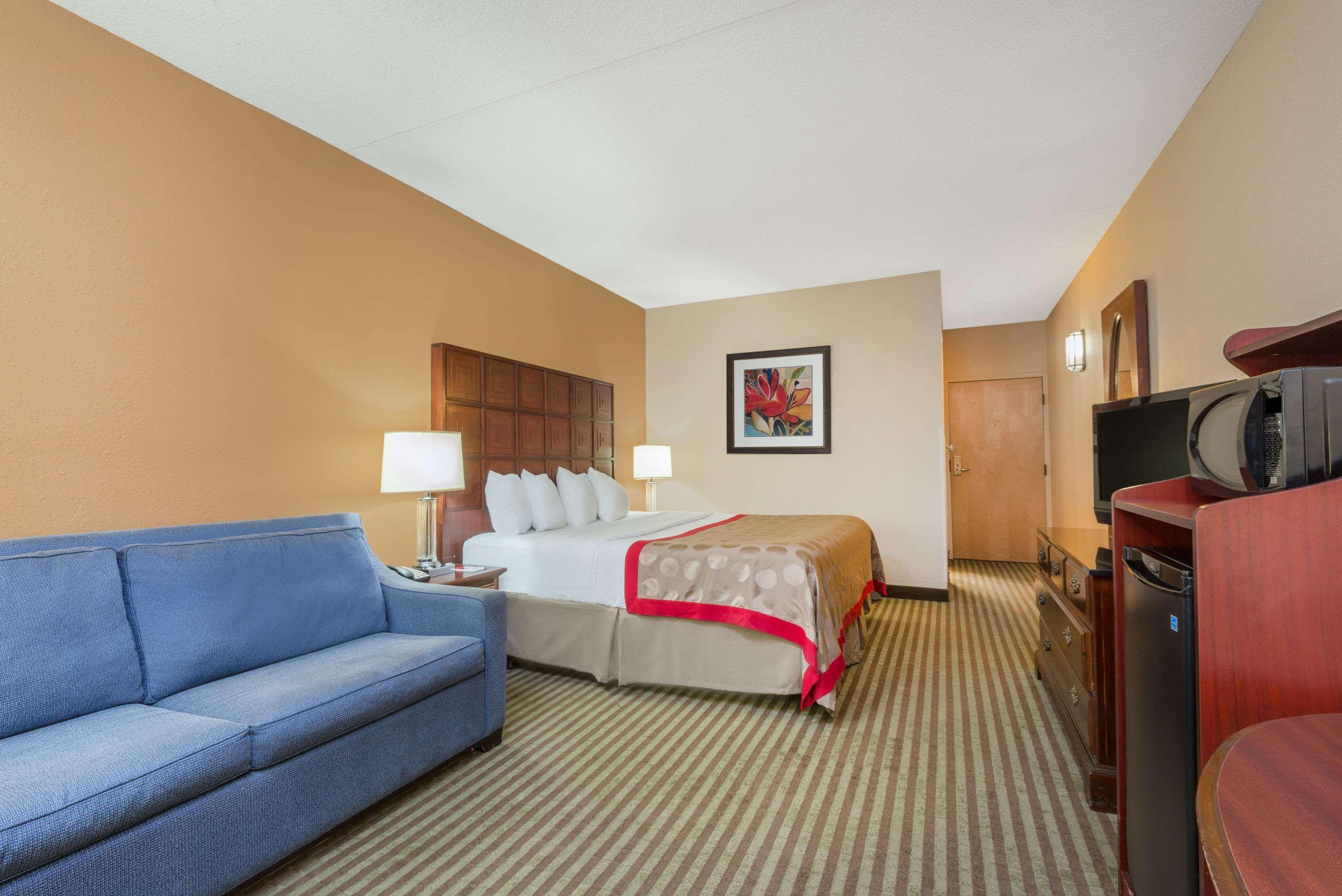 Ramada By Wyndham Columbus North Hotel Уестървил Екстериор снимка