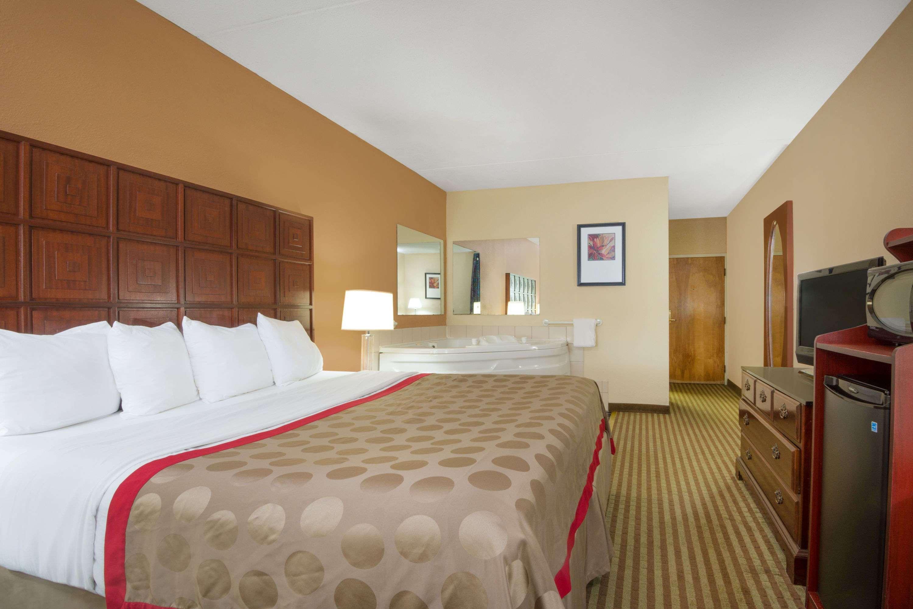 Ramada By Wyndham Columbus North Hotel Уестървил Екстериор снимка