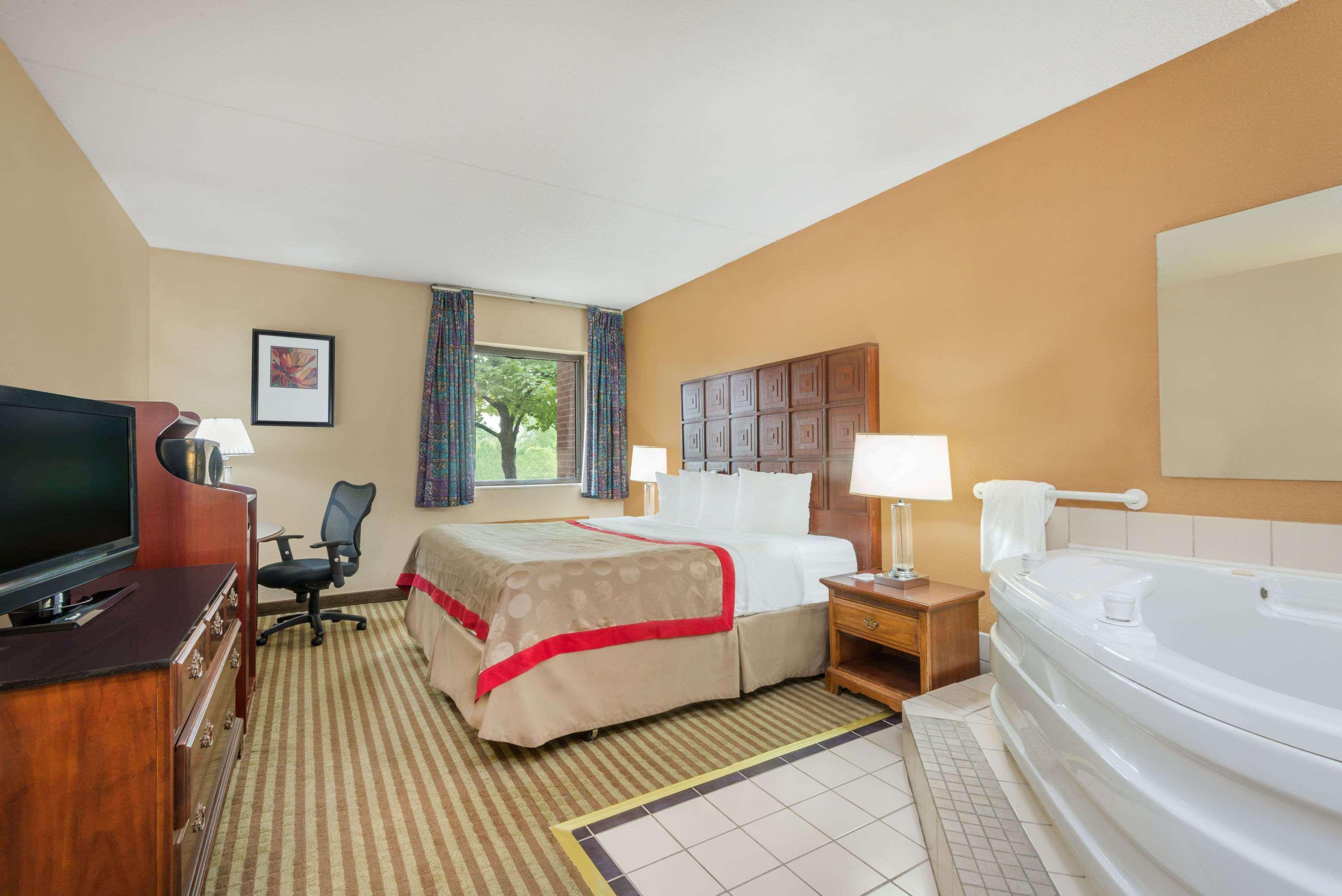 Ramada By Wyndham Columbus North Hotel Уестървил Екстериор снимка