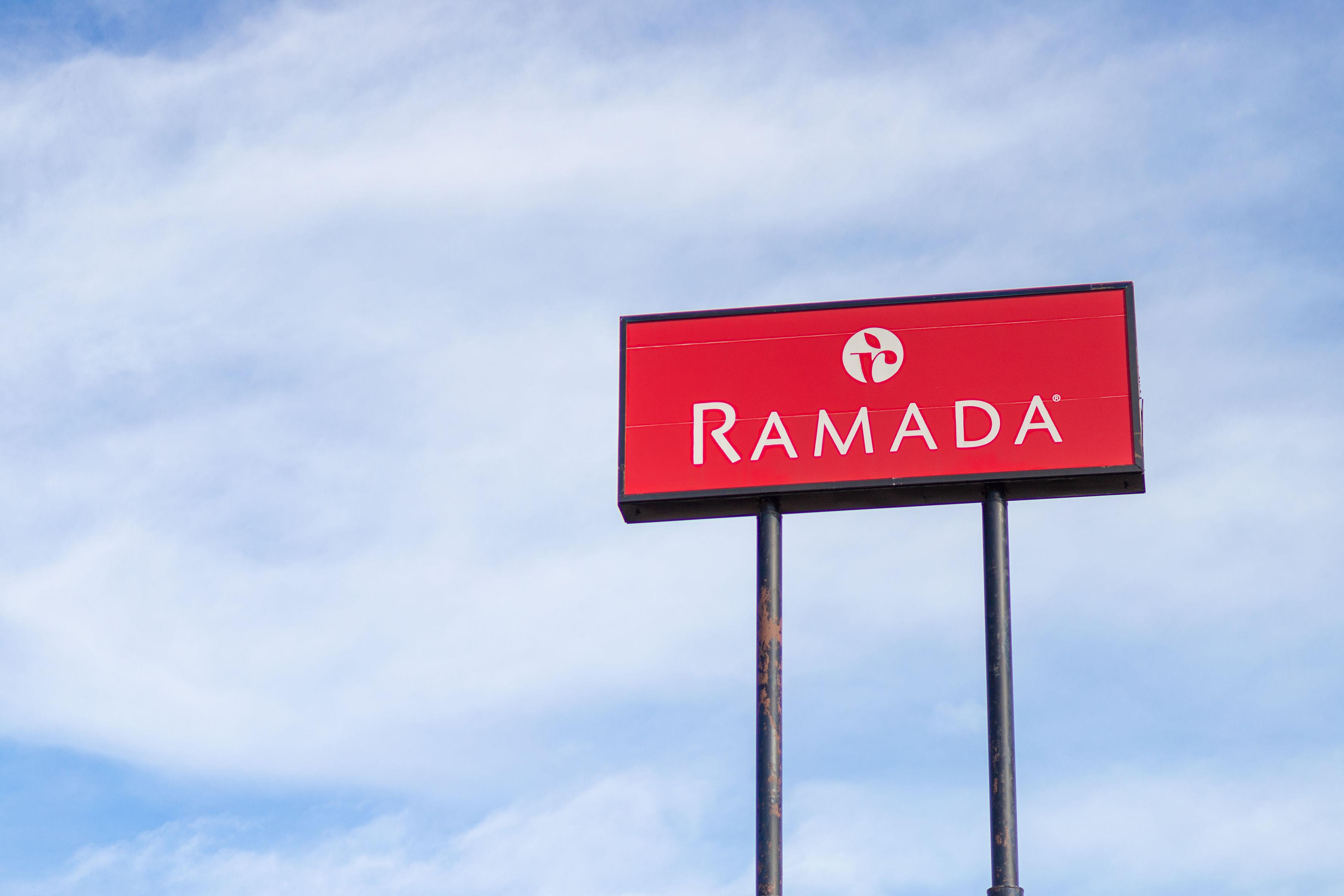 Ramada By Wyndham Columbus North Hotel Уестървил Екстериор снимка