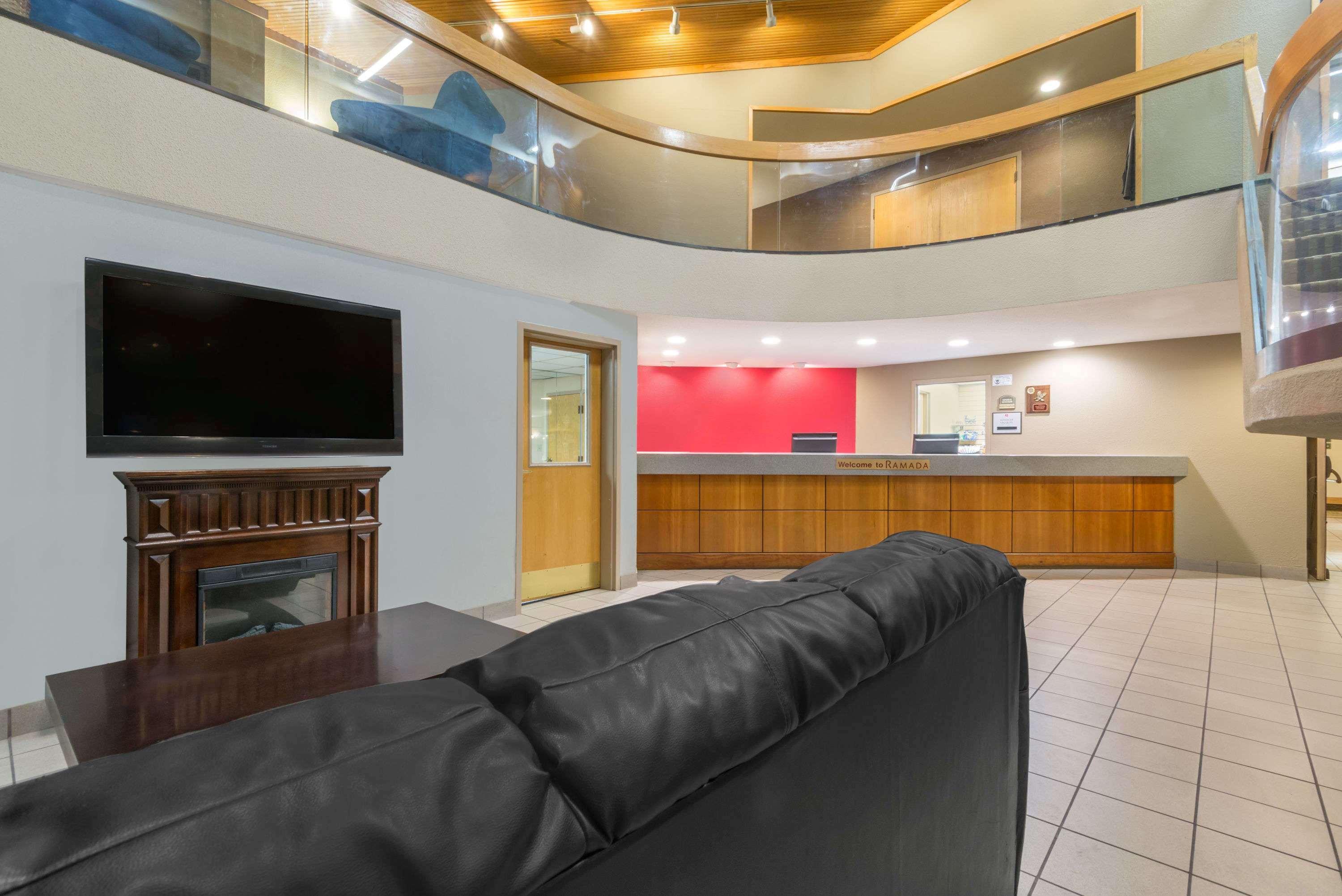 Ramada By Wyndham Columbus North Hotel Уестървил Екстериор снимка