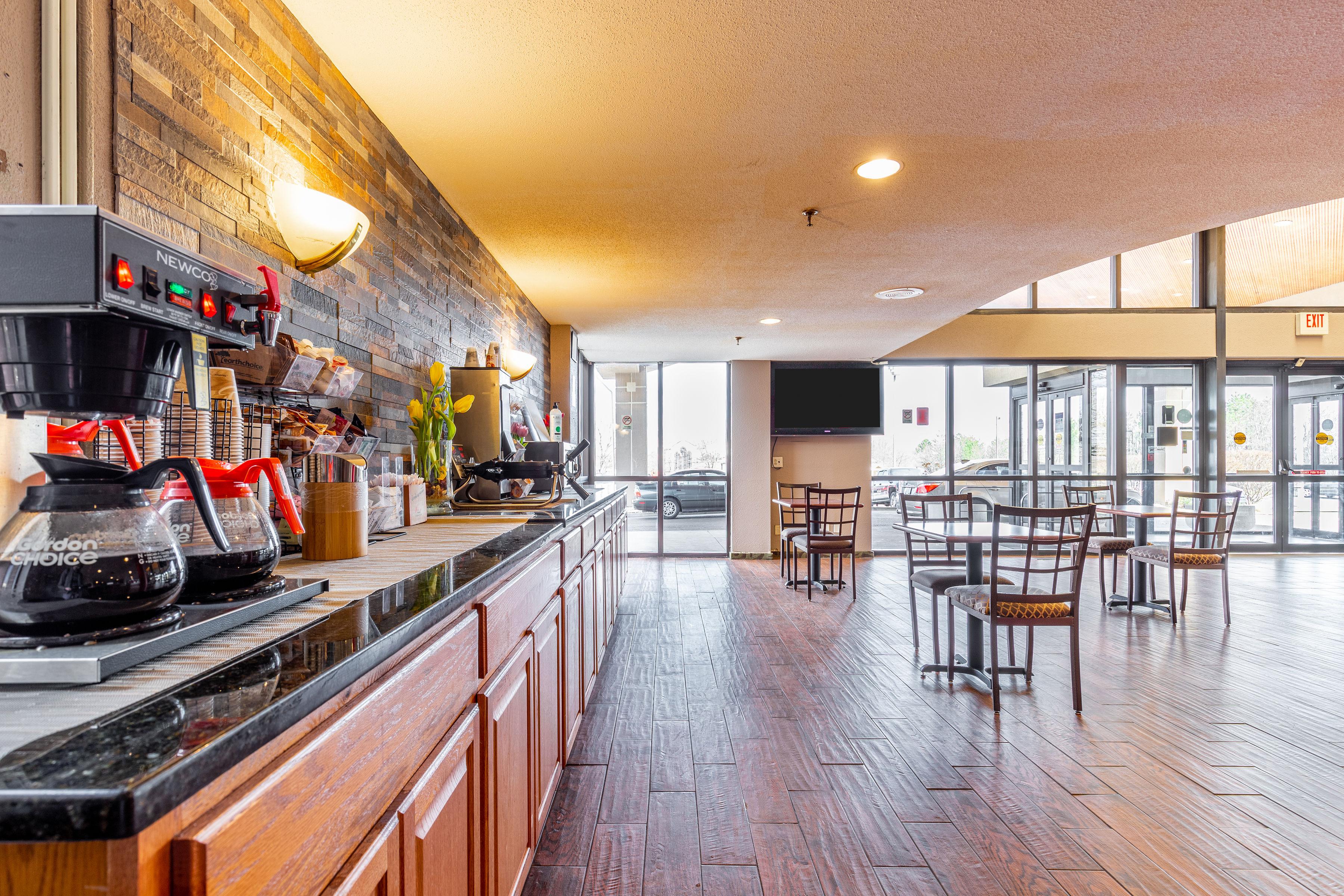 Ramada By Wyndham Columbus North Hotel Уестървил Екстериор снимка