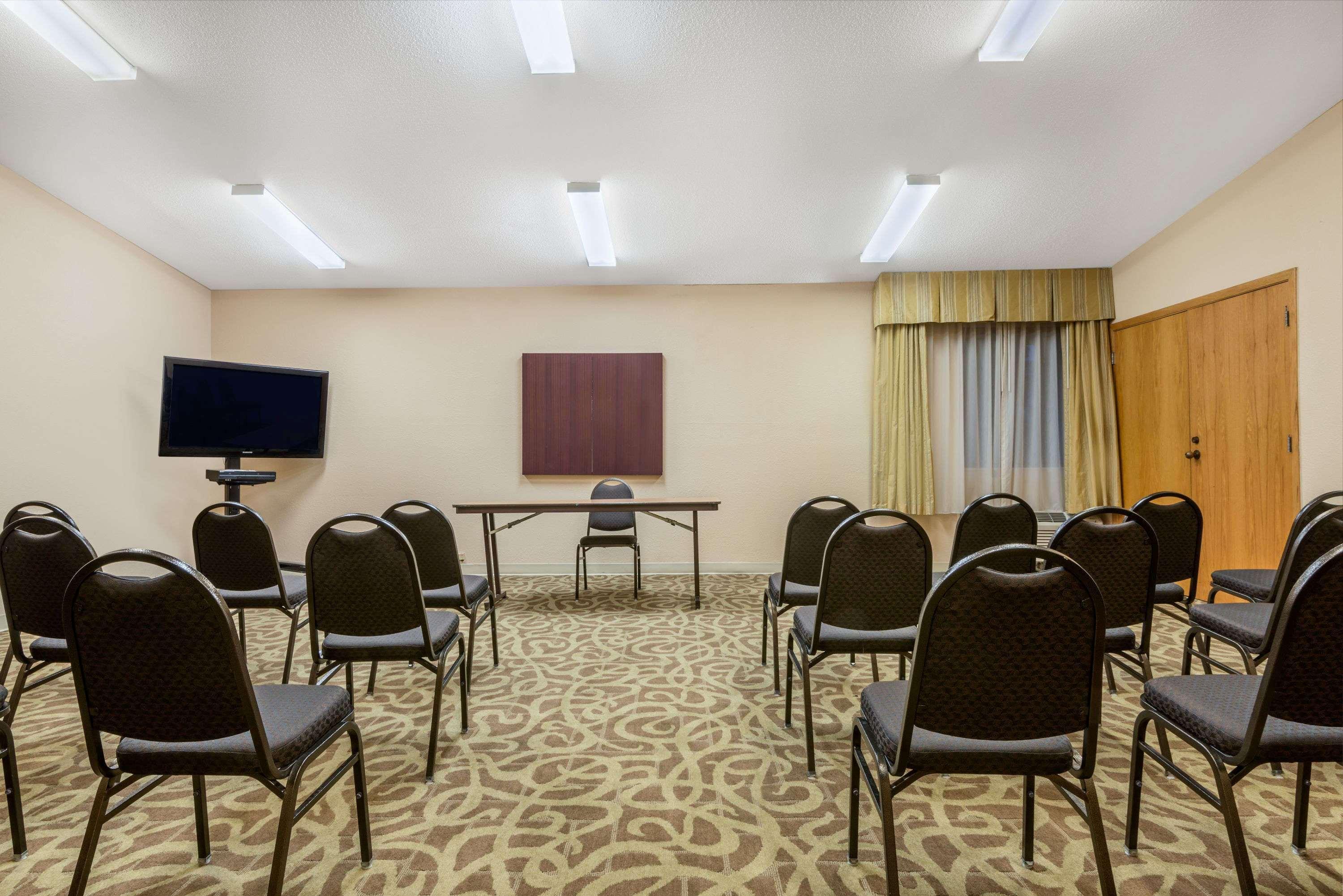 Ramada By Wyndham Columbus North Hotel Уестървил Екстериор снимка