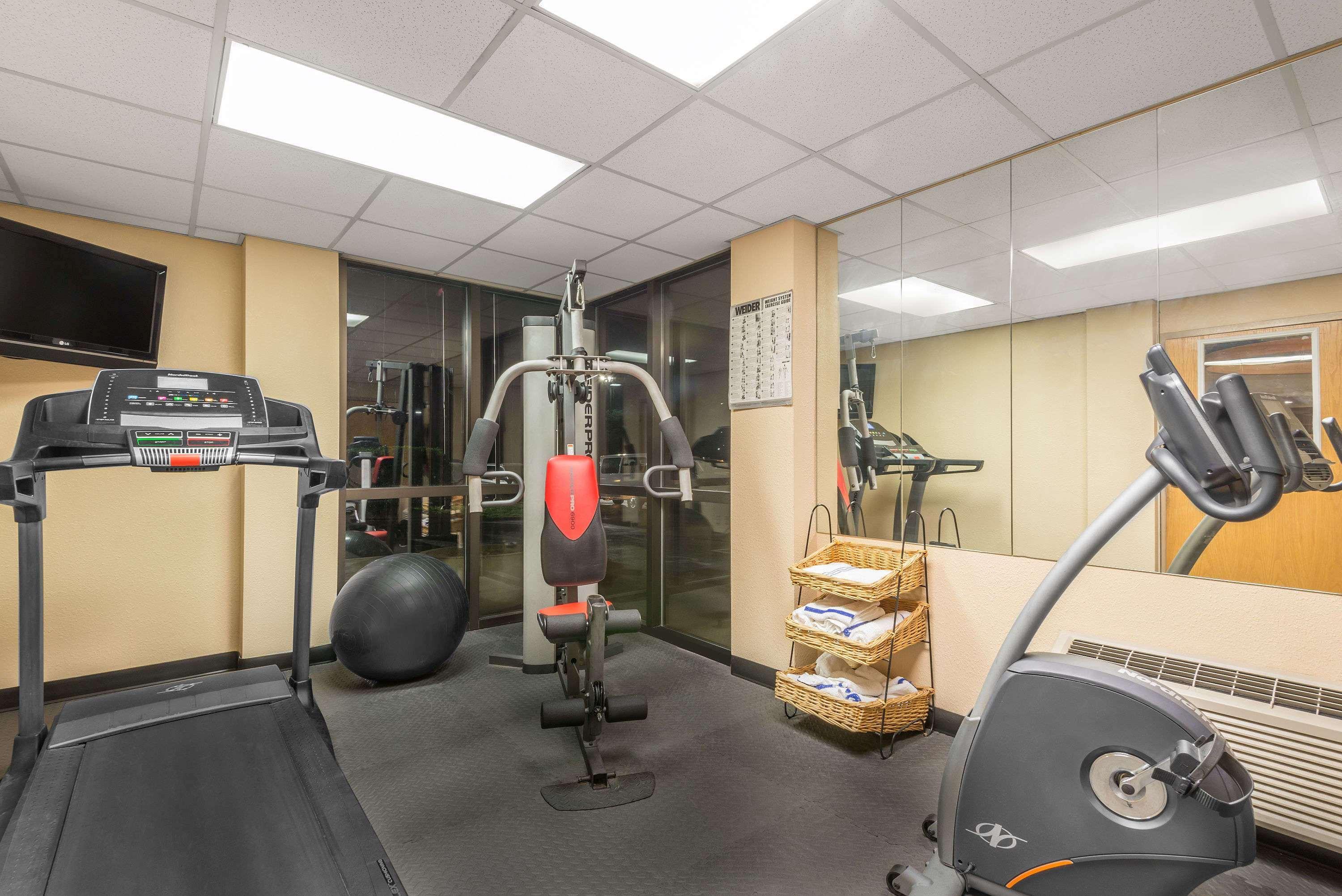 Ramada By Wyndham Columbus North Hotel Уестървил Екстериор снимка