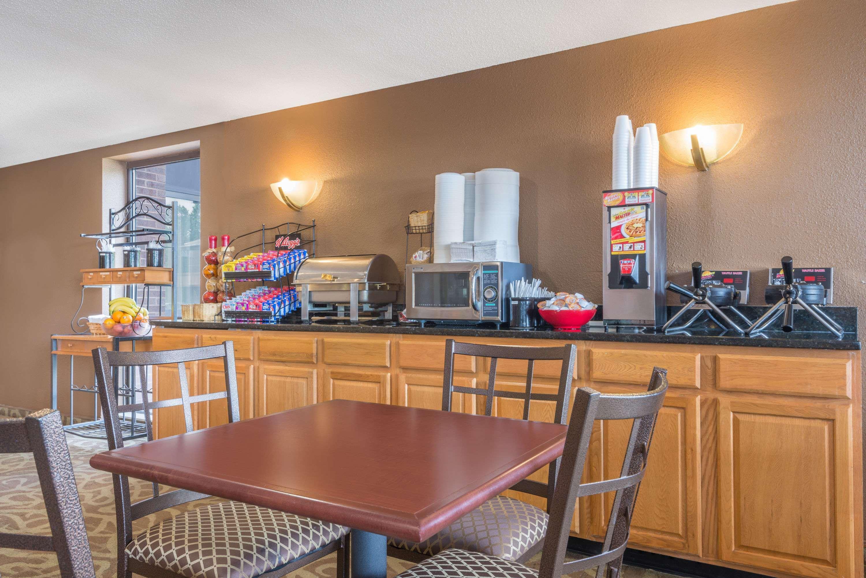 Ramada By Wyndham Columbus North Hotel Уестървил Екстериор снимка