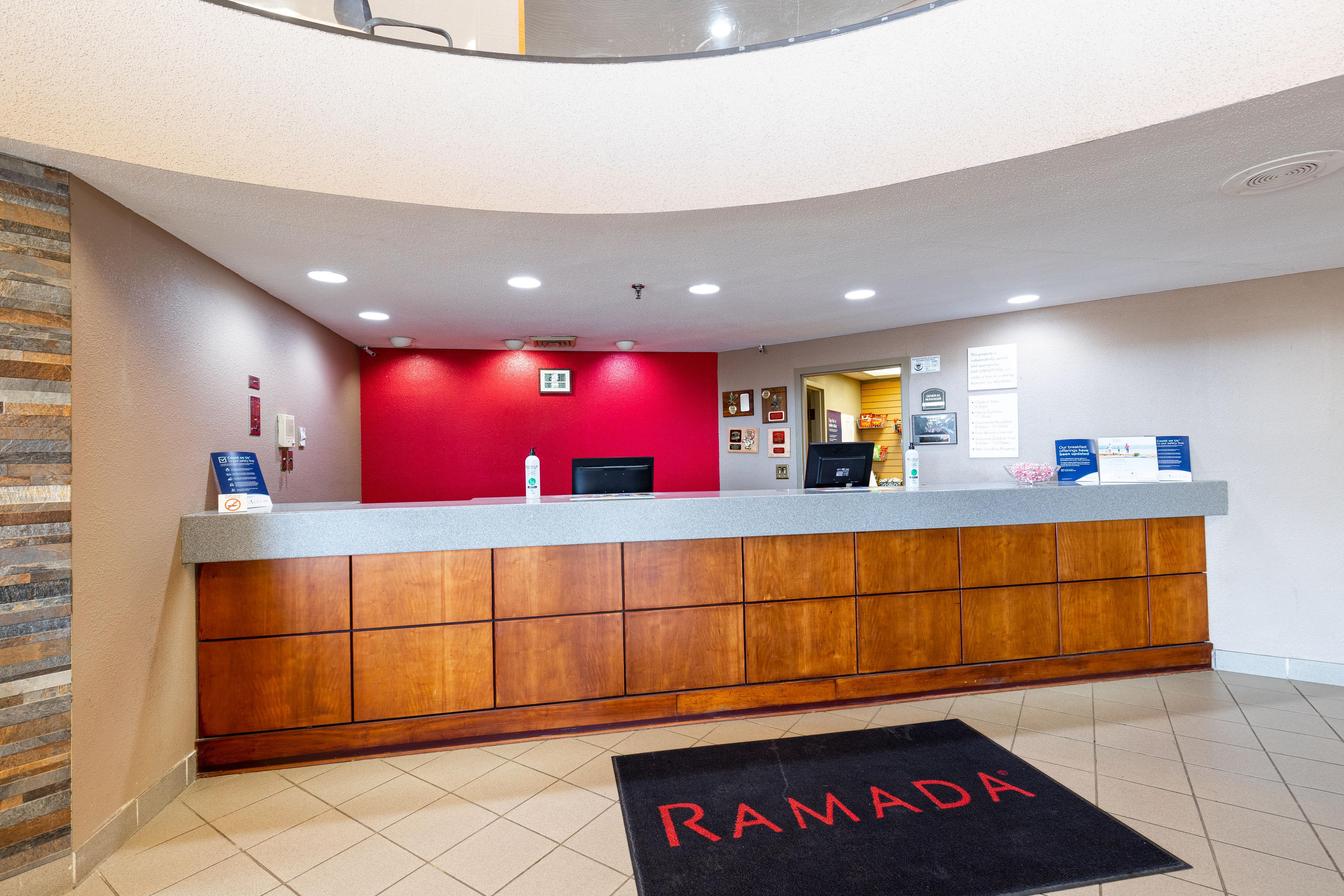 Ramada By Wyndham Columbus North Hotel Уестървил Екстериор снимка