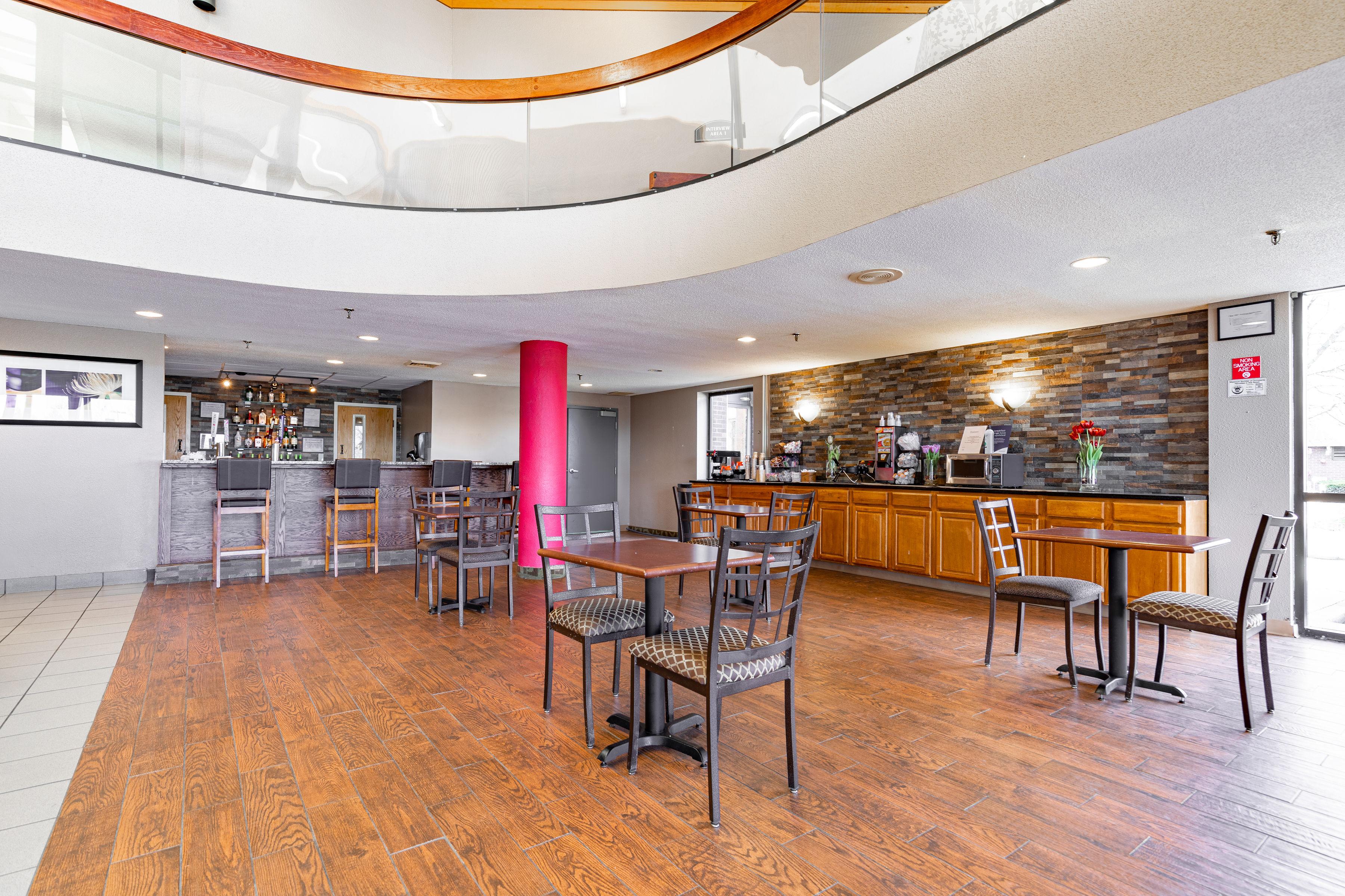Ramada By Wyndham Columbus North Hotel Уестървил Екстериор снимка