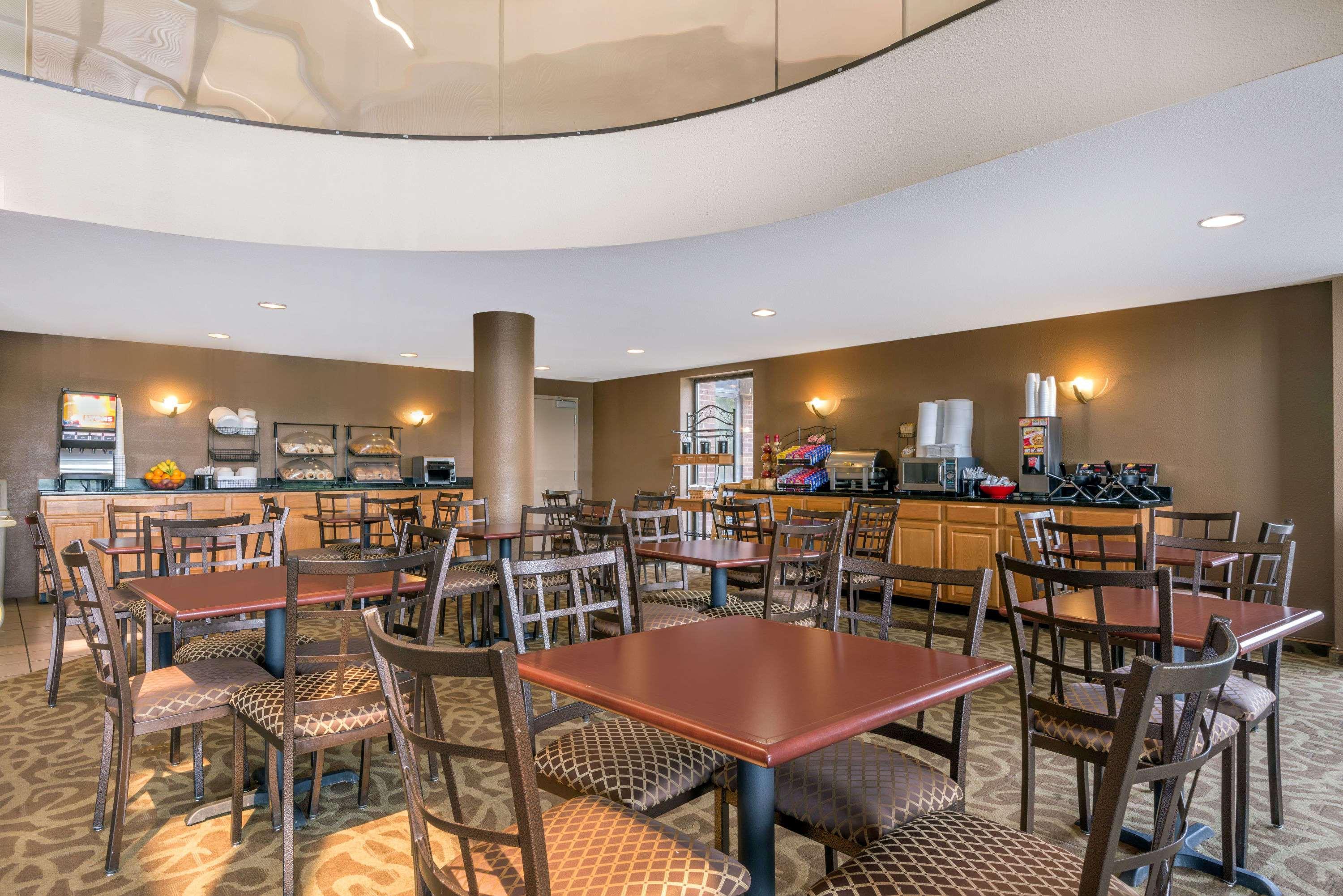 Ramada By Wyndham Columbus North Hotel Уестървил Екстериор снимка