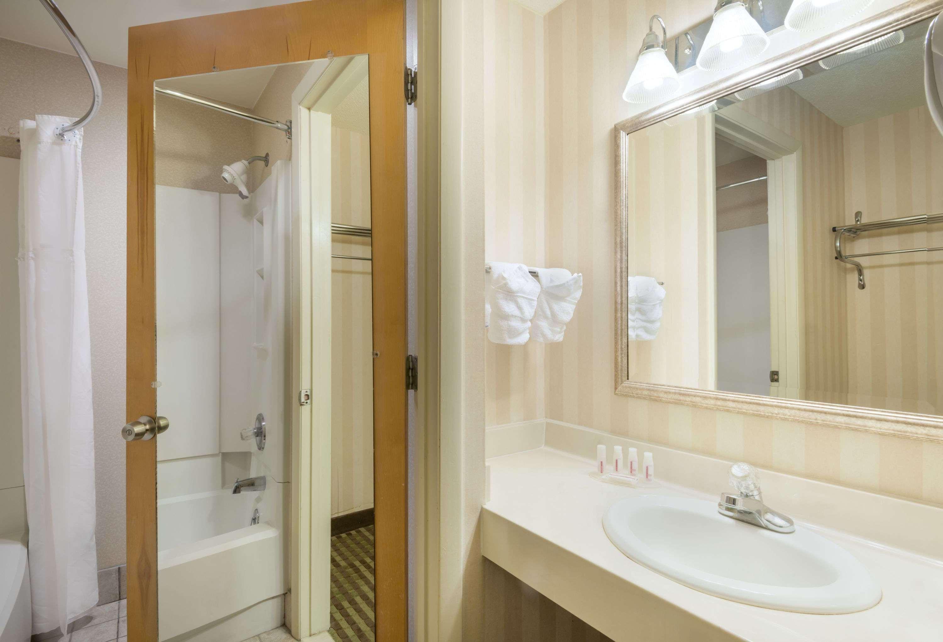 Ramada By Wyndham Columbus North Hotel Уестървил Екстериор снимка