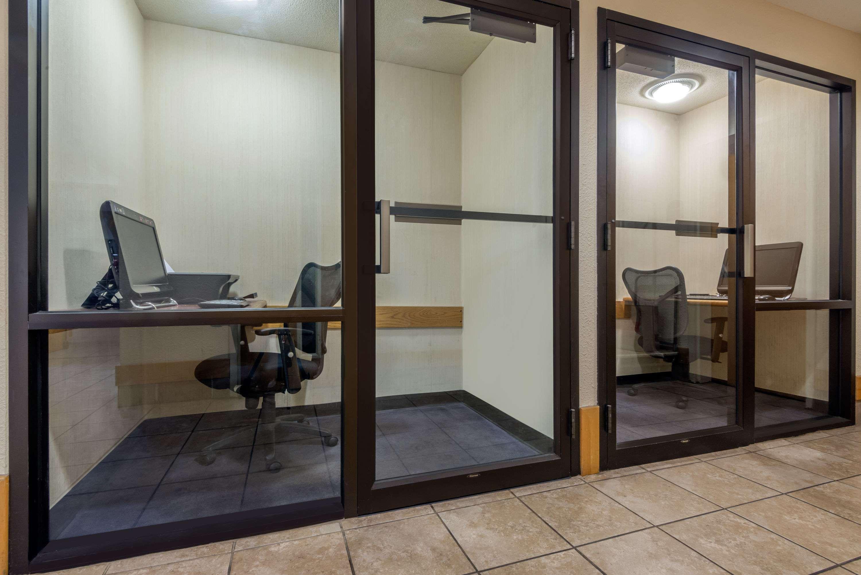 Ramada By Wyndham Columbus North Hotel Уестървил Екстериор снимка