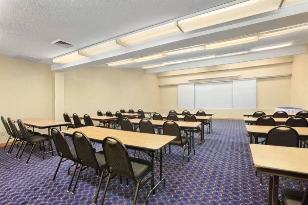 Ramada By Wyndham Columbus North Hotel Уестървил Екстериор снимка
