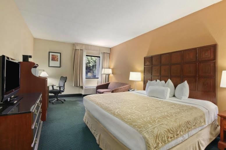 Ramada By Wyndham Columbus North Hotel Уестървил Екстериор снимка
